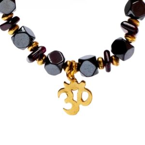 Bracelet Hématite / Grenat facetté avec Om – Image 2