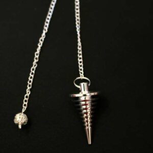 Pendule argenté cône strié