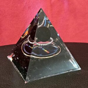 Pyramide Orgone Obsidienne Noire et 7 chakras – Image 2