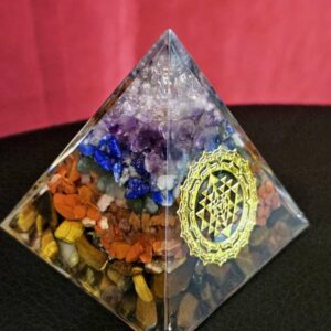 Pyramide Orgone 7 chakras dorée