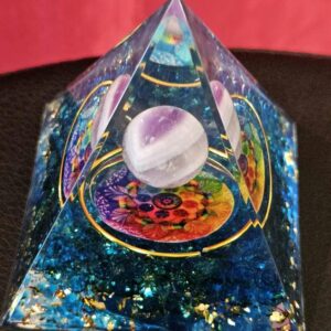 Pyramide Orgone Bleue et Sphère Améthyste