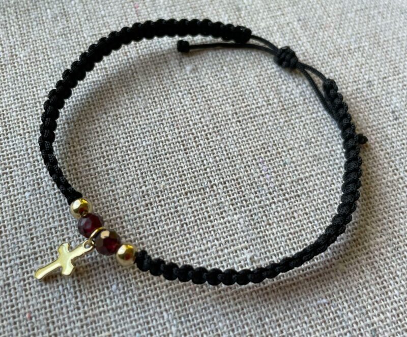 Bracelet Croix dorée et Grenat – Image 2