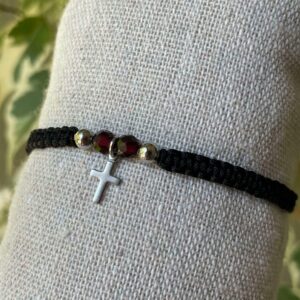 Bracelet Croix argentée et Grenat