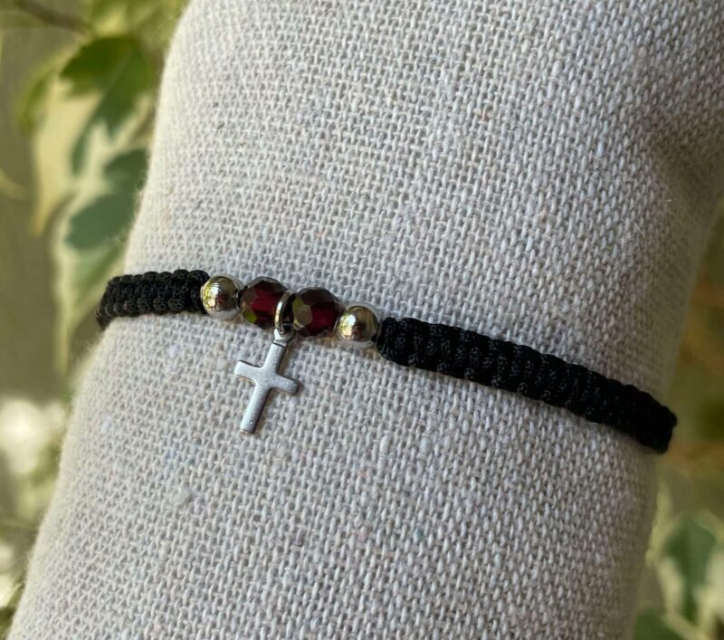 Bracelet Croix argentée et Grenat
