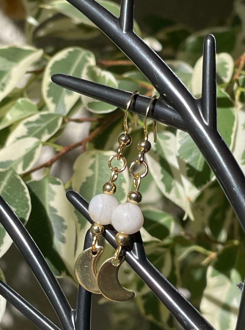 Boucles d'Oreille Agate Blanche et Lune dorée