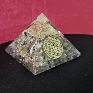 Pyramide Orgone Fleur de Vie en Labradorite