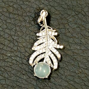 Pendentif Plume Jade Claire