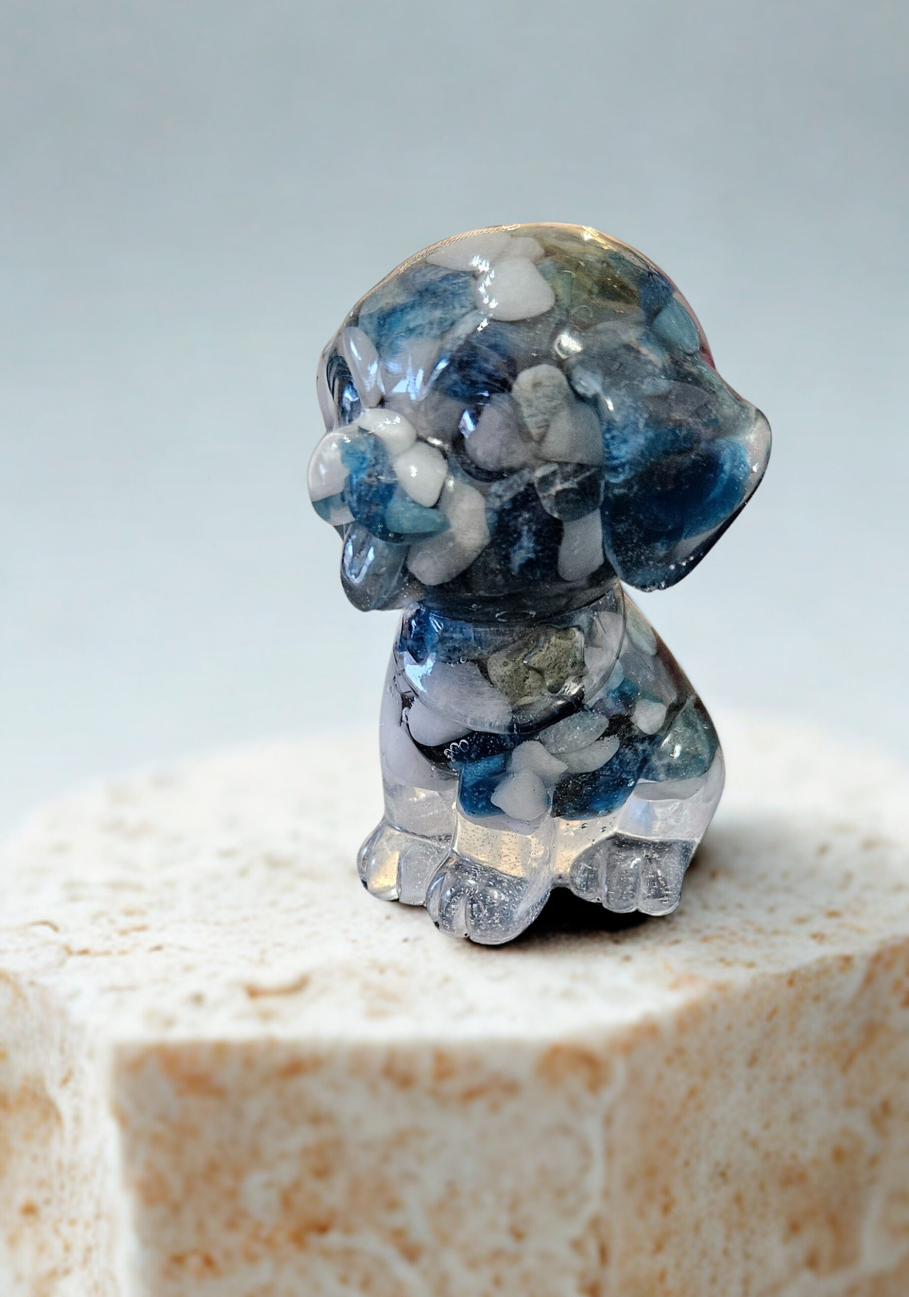 Chien Orgone en Apatite Bleue et Quartz Neige – Image 2