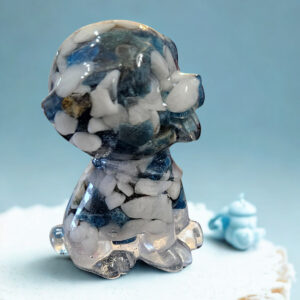 Chien Orgone en Apatite Bleue et Quartz Neige