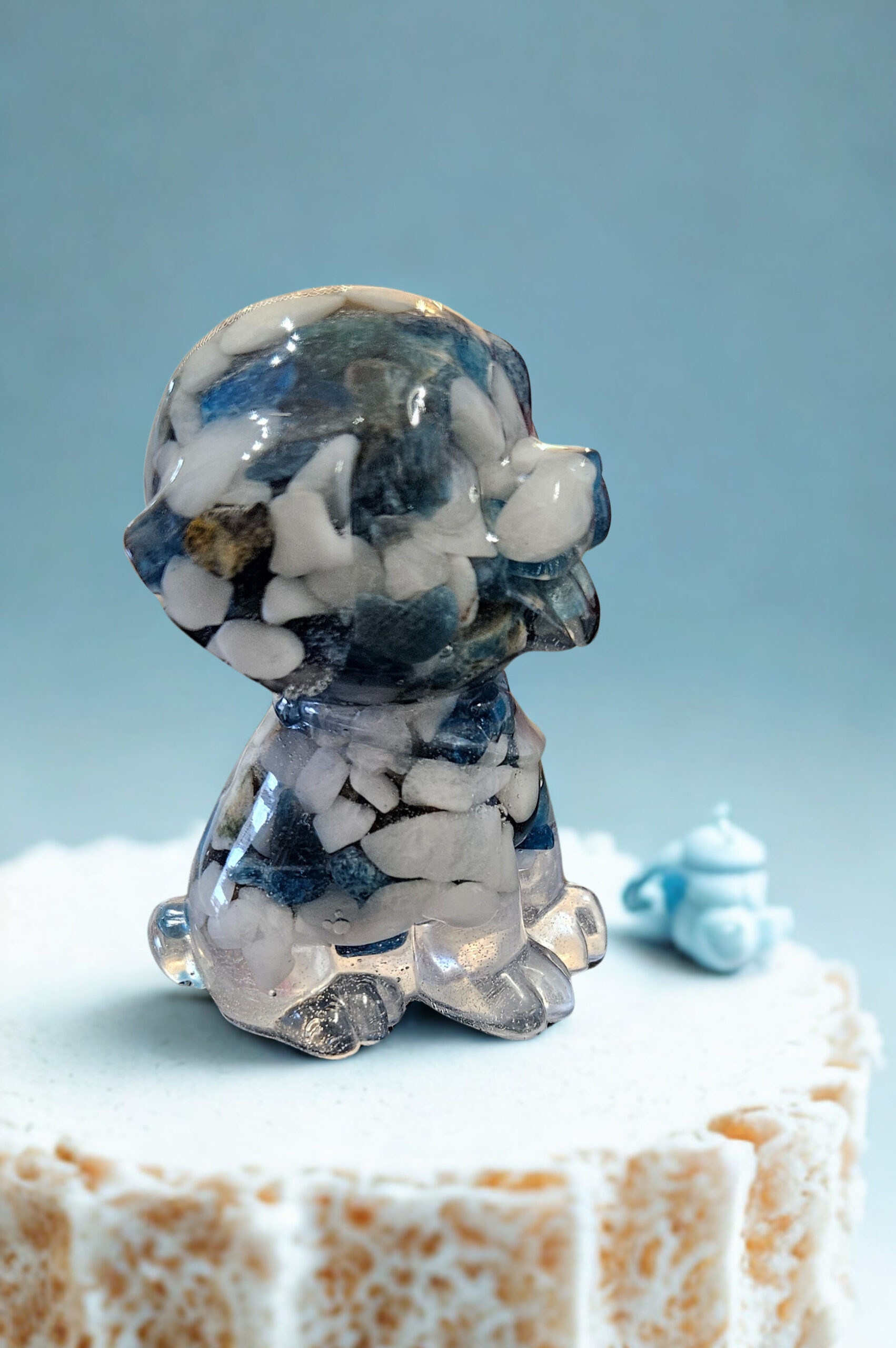 Chien Orgone en Apatite Bleue et Quartz Neige