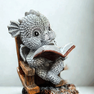 Dragon avec livre sur fauteuil