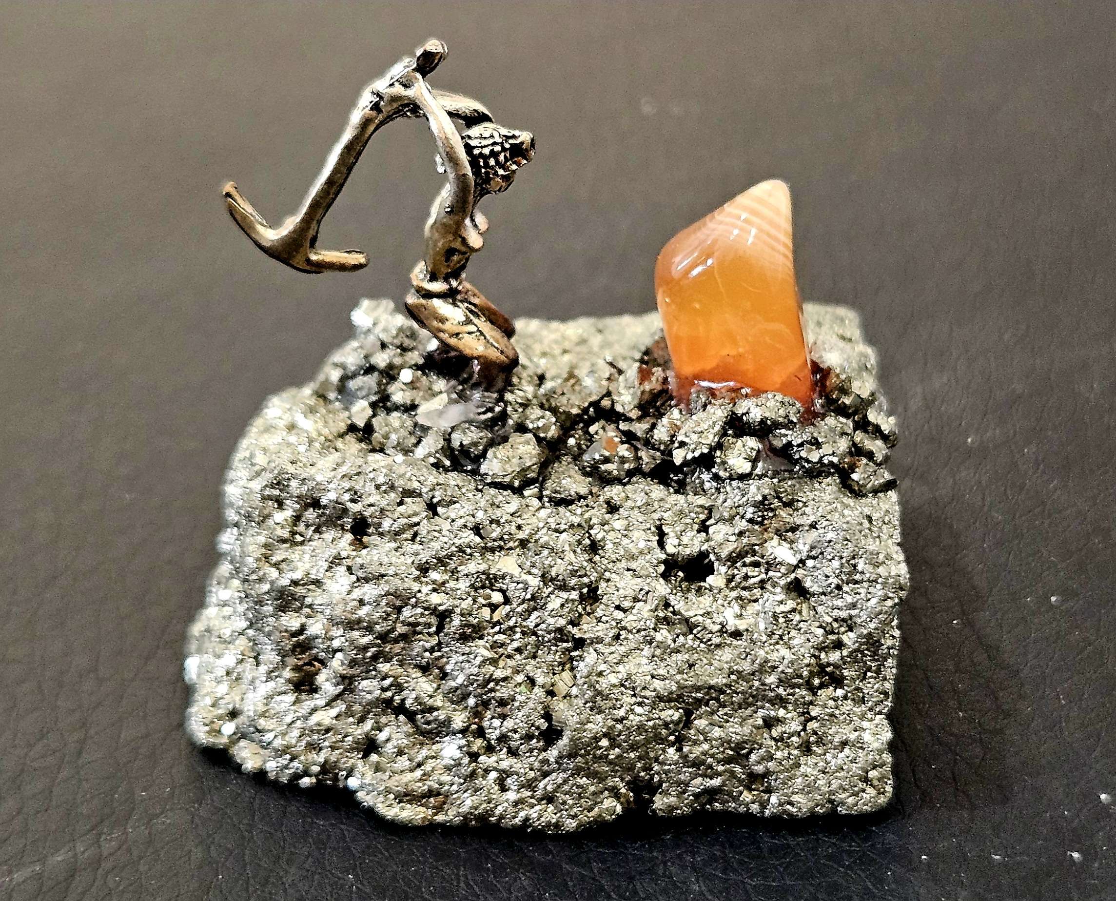 Mineur sur Pyrite avec Cornaline – Image 2