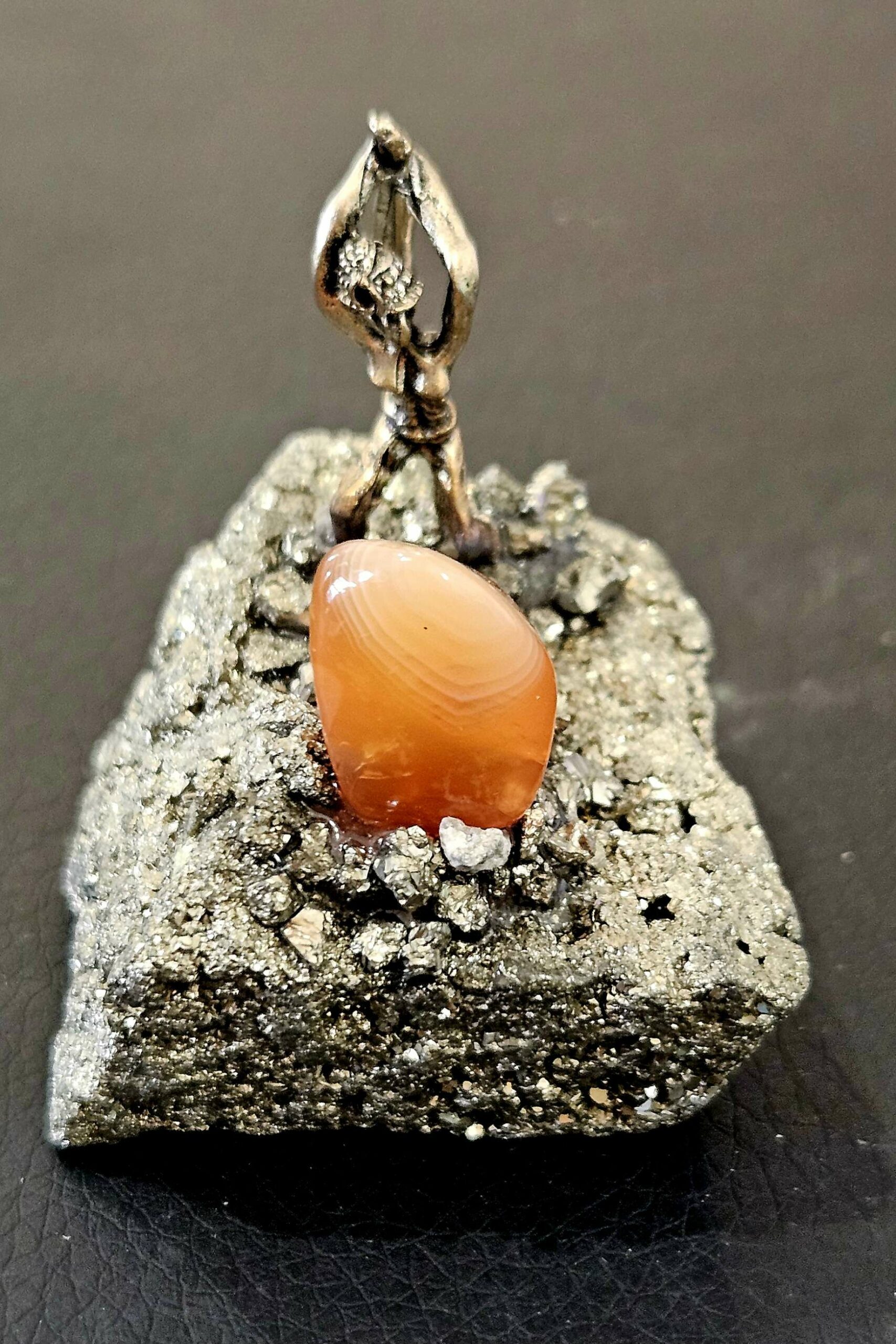 Mineur sur Pyrite avec Cornaline – Image 3