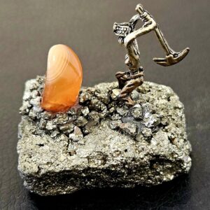 Mineur sur Pyrite avec Cornaline