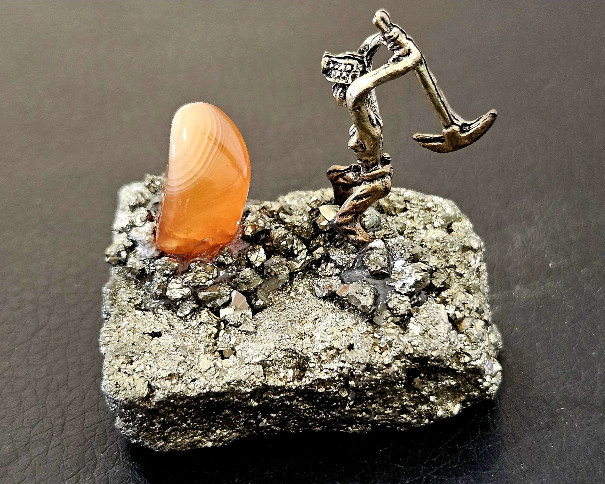Mineur sur Pyrite avec Cornaline