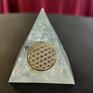 Pyramide Orgone Topaze Bleue